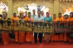 Bupati Agam bersama Ketua Yayasan Sulaman Indonesia Ny Vita